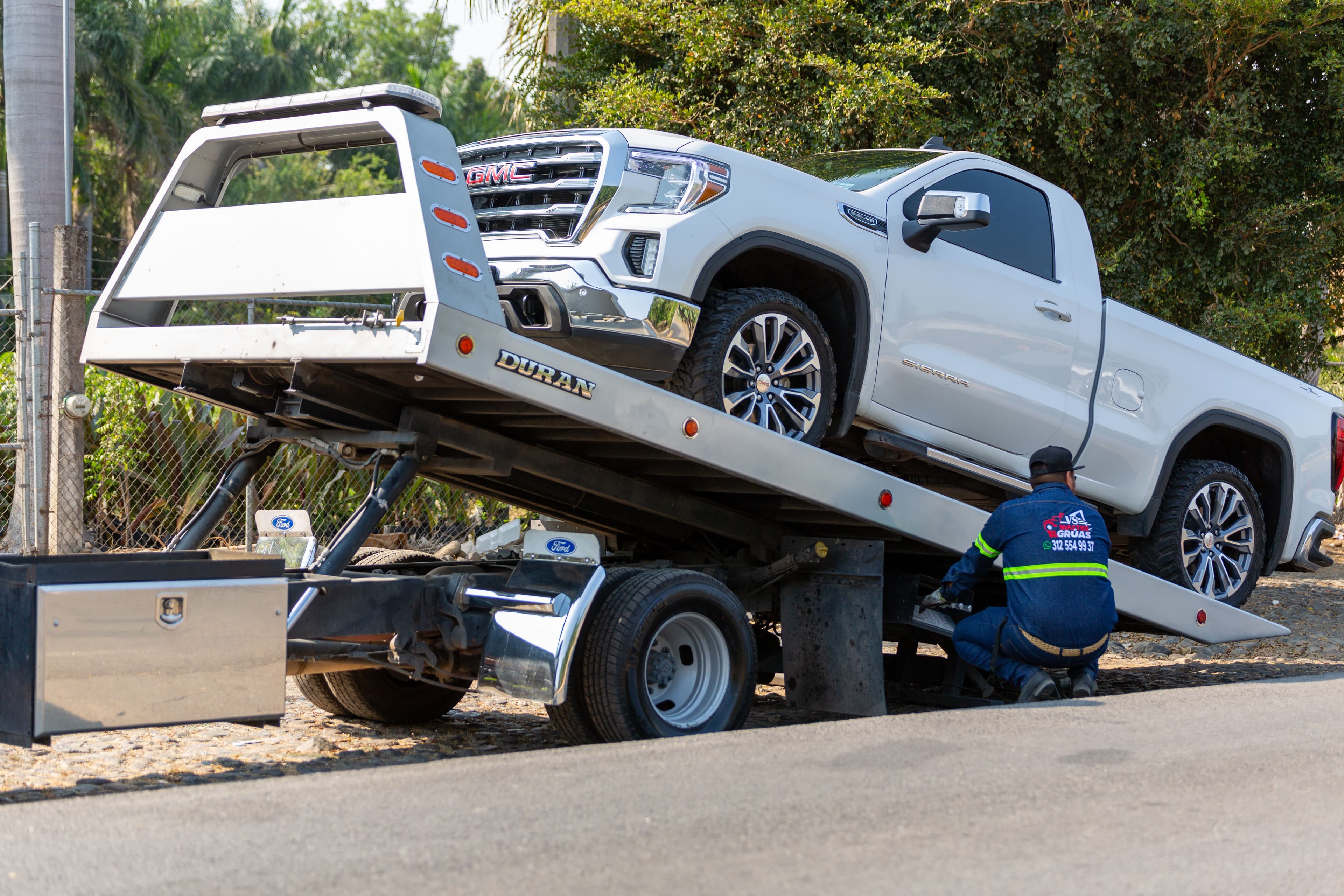 Tow truck insurance cost and on-hook coverage guide 2026 from Dragon Insurance